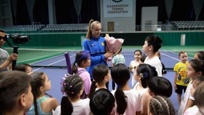 Елена Рыбакина поделилась призовыми с 14 казахстанскими теннисистками-юниорками