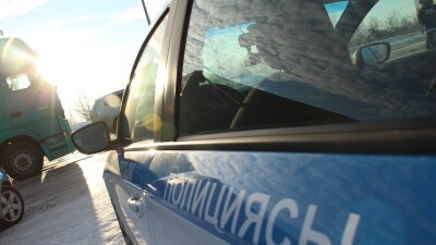 Полицейские маневрировали на дороге и столкнулись с мопедистом в Алматы