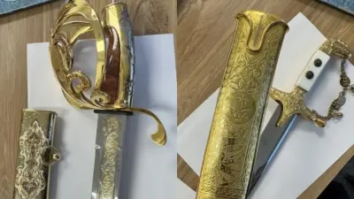 Сабли и десятки других вещей из особняка Карима Масимова ушли с молотка за 10 млн тенге