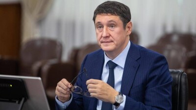 Министр Саткалиев пообещал заговорить по-казахски через полгода