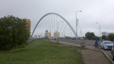 Мужчина ради селфи взобрался на арку моста в Нур-Султане