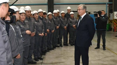 Токаев посетил новые предприятия в Сарани и встретился с рабочими
