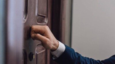 Слух о лжеполицейских, которые ходят по квартирам, опровергли в МВД Казахстана