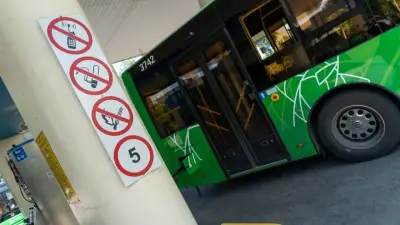 Автобус столкнулся с автомобилем, а затем врезался в здание в Алматы