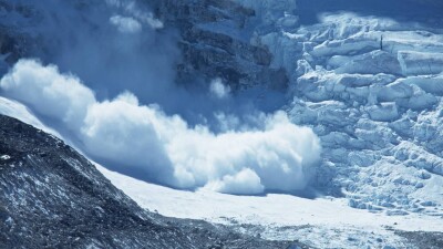 Лавина сошла на дорогу в ВКО