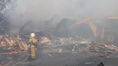 Дым от складского пожара в Алматы: людям с болезнями дыхания посоветовали оставаться дома