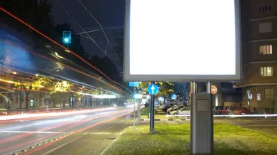 На школьника завели уголовное дело за трансляцию мемов на уличном экране в Костанае