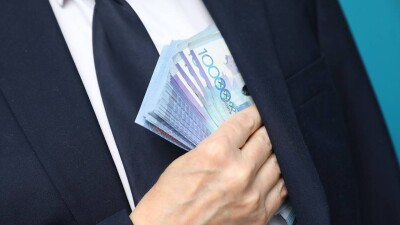 Чтобы получить деньги за ремонт дороги, подрядчику в Уральске пришлось заплатить 500 тысяч тенге