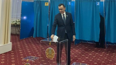 Спикер сената Ашимбаев проголосовал на выборах президента Казахстана