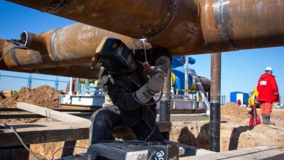 Продажи отечественной нефти в Казахстане упали в два раза за год