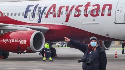 Туристы из Шымкента потеряли день отпуска из-за задержки рейса FlyArystan