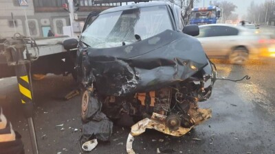 Автобус смял легковушку в Алматы, её водитель попал в больницу