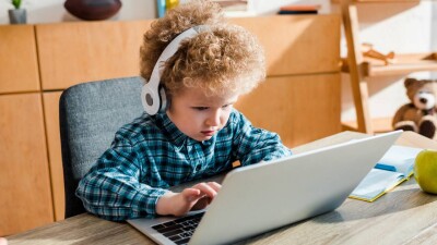 Вторую смену школ Астаны отправили на удалёнку из-за метели