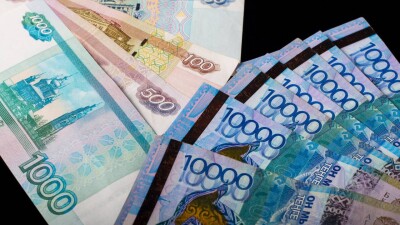 В Казахстан переводят всё меньше денег из России через международные системы