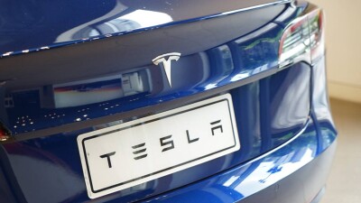 Большегруз с автомобилями Tesla опрокинулся в 143 км от Алматы