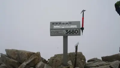 "Просим не нажимать вручную". На Большом Алматинском пике установили счётчик восхождений