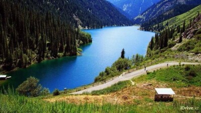 "Туристы вынуждены вдыхать запах навоза". Аким области раскритиковал дорогу на Кольсай