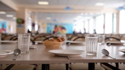 Детей из бедных семей и сирот будут бесплатно кормить в школах по ваучерам из "Социального кошелька"