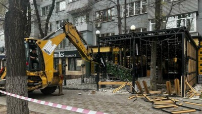 Летнюю террасу кафе сносят в центре Алматы по решению суда