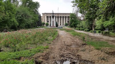 "Не подлежат восстановлению". Зачем меняют поребрики возле памятника Алие Молдагуловой и Маншук Маметовой в Алматы