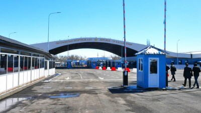 Фуру со спортивной одеждой "мировых брендов" остановили на границе с Кыргызстаном