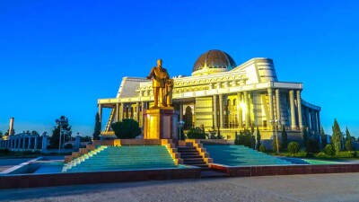 В Туркменистане бюджетникам рекомендовали повесить дома портреты президента и выучить его стихи