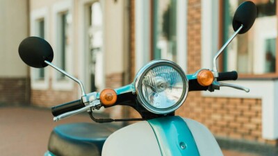 Алматинцы жалуются на водителей мопедов в прогулочных зонах. Полиция обещает отреагировать