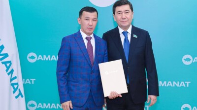 В Amanat вступили земельный юрист Базарбек и Сабит Шонтакбаев, который спас ребёнка в Астане