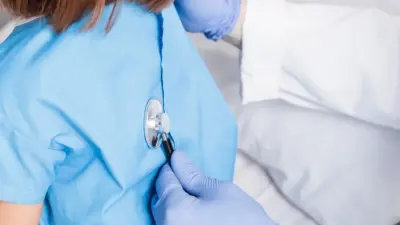 Павлодарка выбросилась из окна с детьми: выжившего ребёнка выписали из больницы