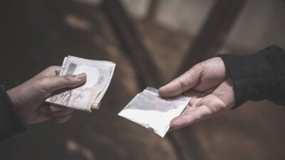 Продававшему наркотики экс-полицейскому из Костаная вынесли приговор
