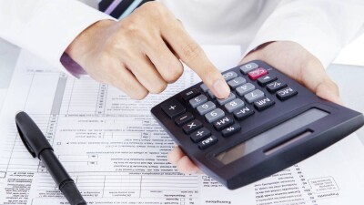 Сократить число налогов и обязательных платежей в Казахстане минимум на 20% поручил Токаев