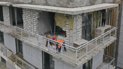 Верхний этаж клубного дома сносят в Алматы по решению суда