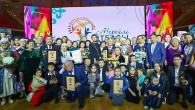 20 образцовых семей Казахстана наградили в Астане