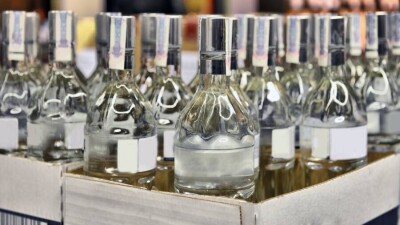 Больше 15 тысяч бутылок крепкого алкоголя изъяли из подпольного цеха в Усть-Каменогорске