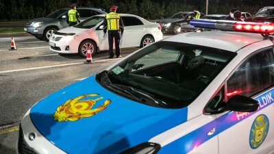 Водителей оштрафовали за ёлки на капотах авто в Шымкенте