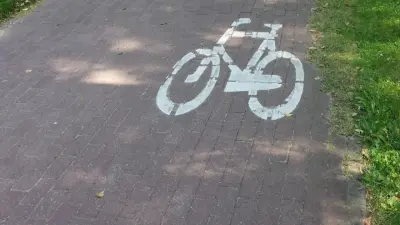 С велодорожек стали убирать сигнальные столбики в Алматы