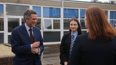 Обвинённый в травле коллег экс-министр образования Великобритании подал в отставку