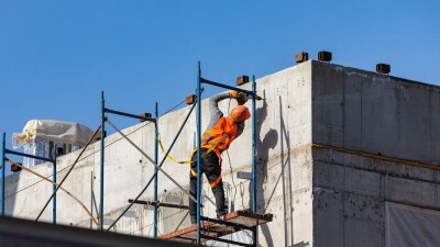 В конкурсах по программе "Жайлы мектеп" смогут участвовать всего 4-5 стройкомпаний – сенатор