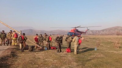 Лесной пожар бушует в горах ВКО. Пожарных доставляют вертолётами