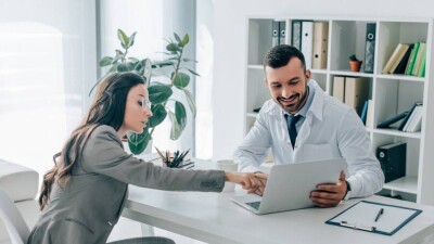 Казахстанцы смогут получать обязательную медстраховку на год вперёд