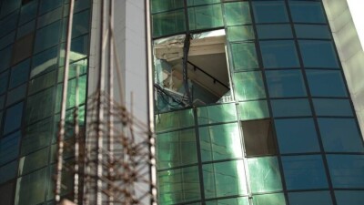 В Нур-Султане владельца крана, выбившего окно в квартире, оштрафовали на 16 тысяч тенге