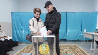 Выборы президента Казахстана: Звёзды шоу-бизнеса идут на избирательные участки