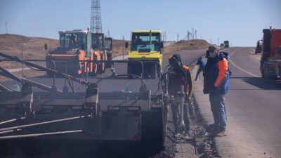 "КазАвтоЖол": Ремонту трасс в ЗКО мешает нехватка полувагонов