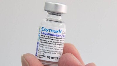 Насколько "Спутник V" эффективен против "Омикрона", рассказал разработчик