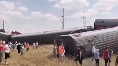 Пассажирский поезд потерпел крушение после столкновения с грузовиком в Волгоградской области