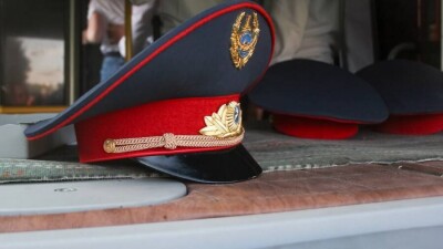 Двух сотрудников полиции арестовали в Шымкенте за незаконную регистрацию автомобилей