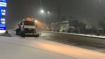 В Алматы идёт снег, сотни машин вышли на уборку
