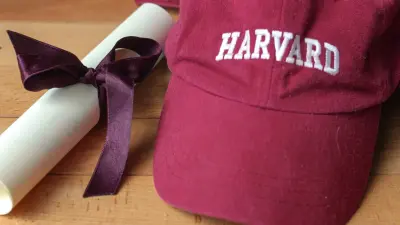 Иностранных студентов обязывают перевестись из Гарварда: сколько казахстанцев там учатся