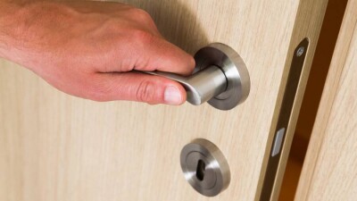 Забыли закрыть дверь: брендовую сумку с деньгами украли из квартиры в Нур-Султане