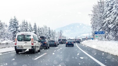 Рано переобулись: летняя резина подвела водителей и стала причиной затора на трассе на юге Казахстана